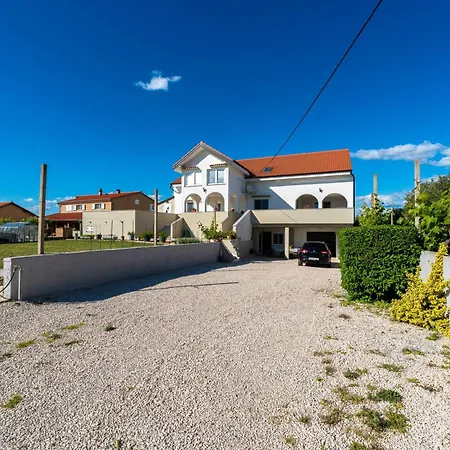 Ema's Olive Garden 2 -private Parking, 10 Min Drive From Sandy Апартаменты *