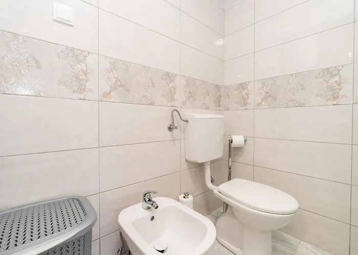 Ema's Olive Garden 2 -private Parking, 10 Min Drive From Sandy Apartmán *