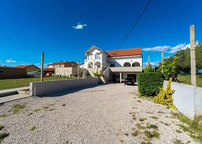 Ema's Olive Garden 2 -private Parking, 10 Min Drive From Sandy Апартаменты *
