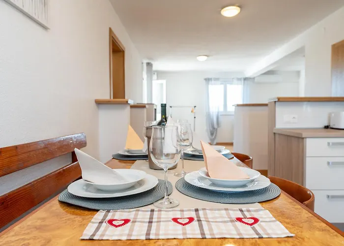 Ema's Olive Garden 2 -private Parking, 10 Min Drive From Sandy Apartmán *