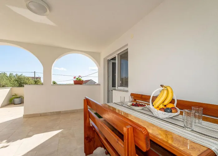 Ema's Olive Garden 2 -private Parking, 10 Min Drive From Sandy Apartmán Policnik