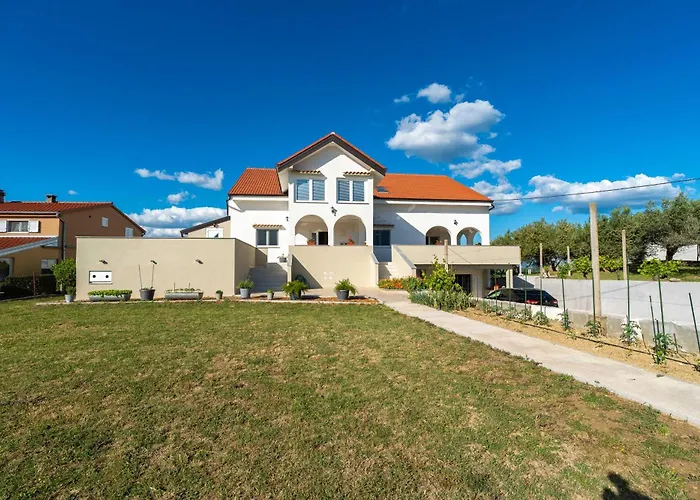 Ema's Olive Garden 2 -private Parking, 10 Min Drive From Sandy Апартаменты *