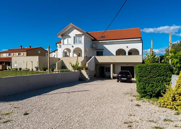 Ema's Olive Garden 2 -private Parking, 10 Min Drive From Sandy Policnik
