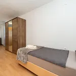 Ema's Olive Garden 2 -private Parking, 10 Min Drive From Sandy Appartement *