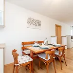 Appartement Ema's Olive Garden 2 -private Parking, 10 Min Drive From Sandy *