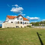 Appartement Ema's Olive Garden 2 -private Parking, 10 Min Drive From Sandy