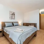Ema's Olive Garden 2 -private Parking, 10 Min Drive From Sandy Appartement *
