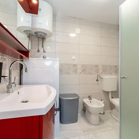 Apartment Ema's Olive Garden 2 -private Parking, 10 Min Drive From Sandy