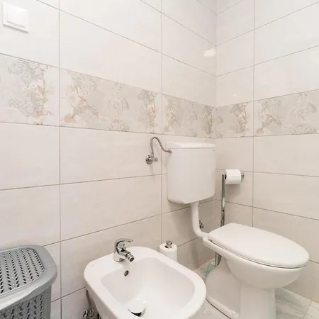 Ema's Olive Garden 2 -private Parking, 10 Min Drive From Sandy Apartment *