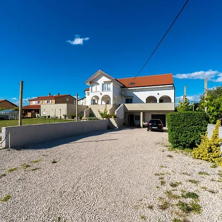 Ema's Olive Garden 2 -private Parking, 10 Min Drive From Sandy Apartment *