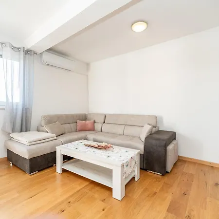 Ema's Olive Garden 2 -private Parking, 10 Min Drive From Sandy Apartment Policnik