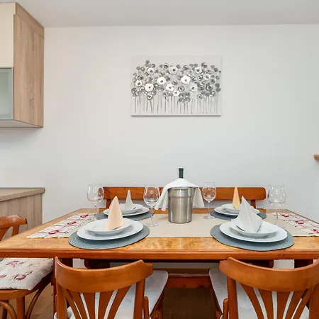 Apartment Ema's Olive Garden 2 -private Parking, 10 Min Drive From Sandy