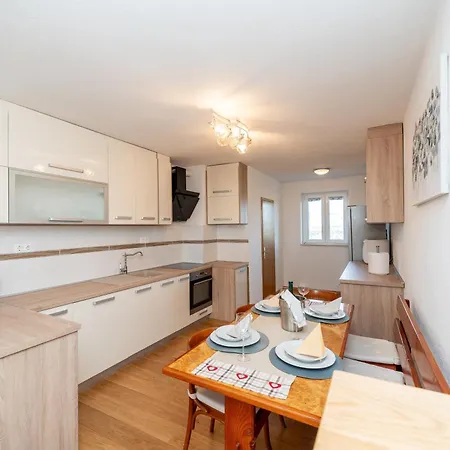 Apartment Ema's Olive Garden 2 -private Parking, 10 Min Drive From Sandy *