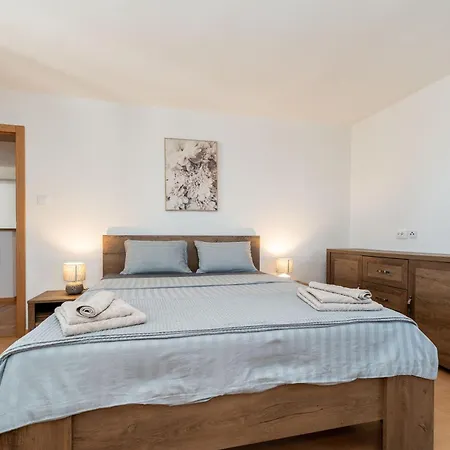 Ema's Olive Garden 2 -private Parking, 10 Min Drive From Sandy Policnik