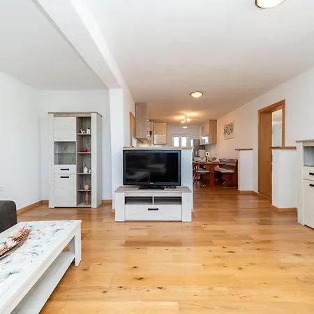 Apartment Ema's Olive Garden 2 -private Parking, 10 Min Drive From Sandy