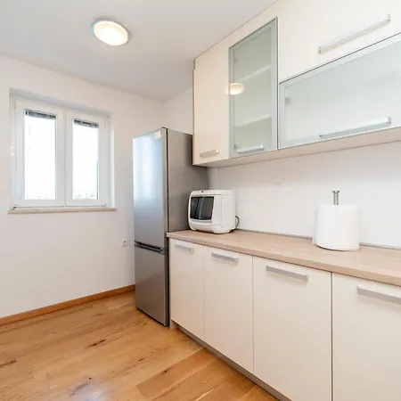 Apartment Ema's Olive Garden 2 -private Parking, 10 Min Drive From Sandy *
