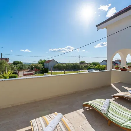Apartment Ema's Olive Garden 2 -private Parking, 10 Min Drive From Sandy *