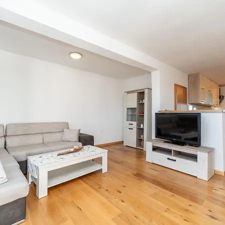 Ema's Olive Garden 2 -private Parking, 10 Min Drive From Sandy * Policnik