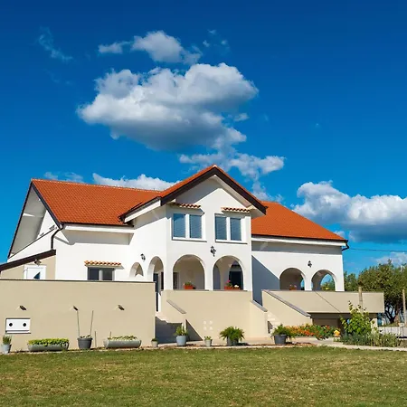 Ema's Olive Garden 2 -private Parking, 10 Min Drive From Sandy