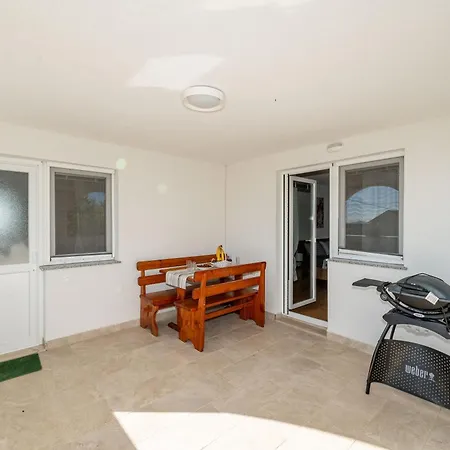 Ema's Olive Garden 2 -private Parking, 10 Min Drive From Sandy Apartment Policnik