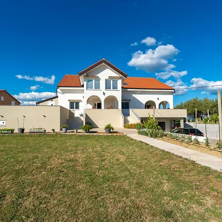 Ema's Olive Garden 2 -private Parking, 10 Min Drive From Sandy Apartment *