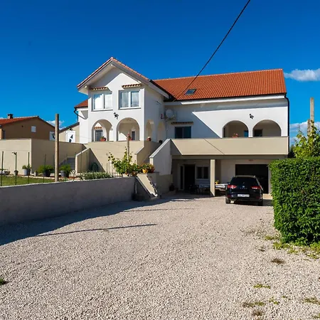 Ema's Olive Garden 2 -private Parking, 10 Min Drive From Sandy Policnik