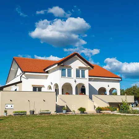 Apartment Ema's Olive Garden 2 -private Parking, 10 Min Drive From Sandy Policnik